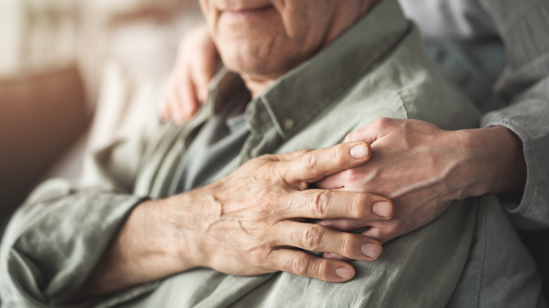 Mains entrelacées, présence familiale