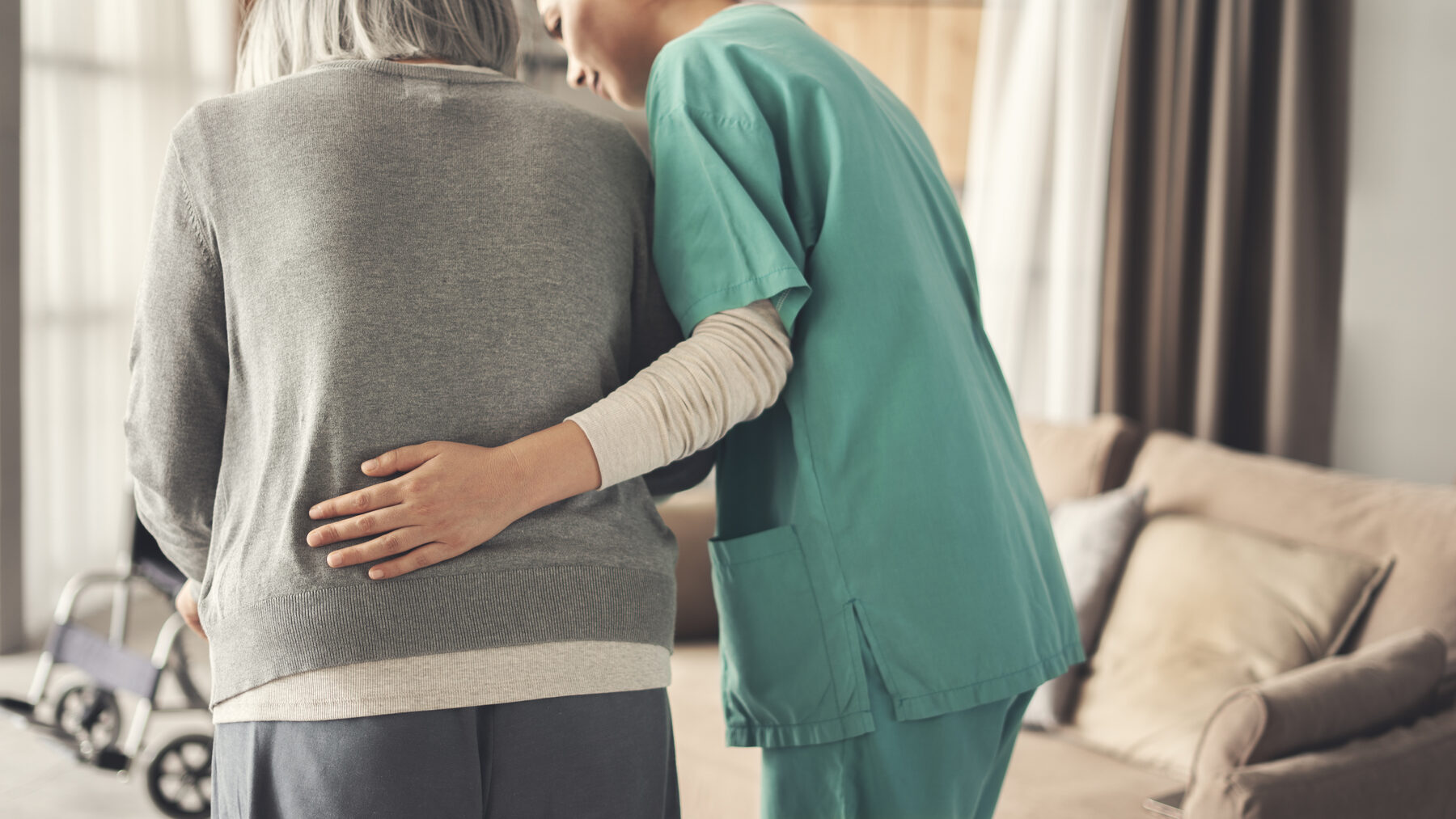 Soignante accompagnant une résidente lors d’un déplacement